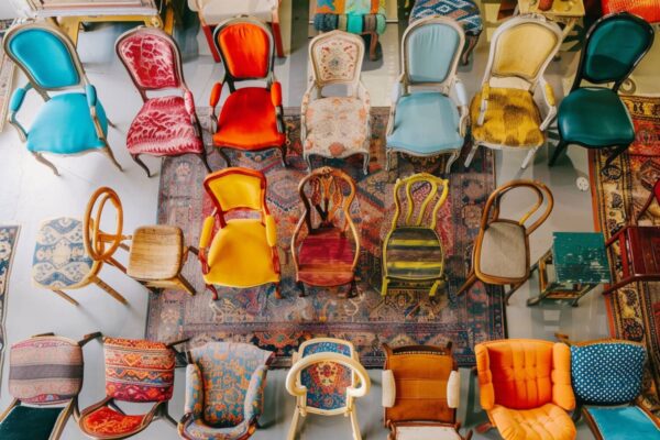 Jak edukacja klientów wpływa na popularność mebli z odzysku