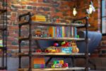 ak dopasować regały na książki do pokoju dziecięcego w stylu industrialnym