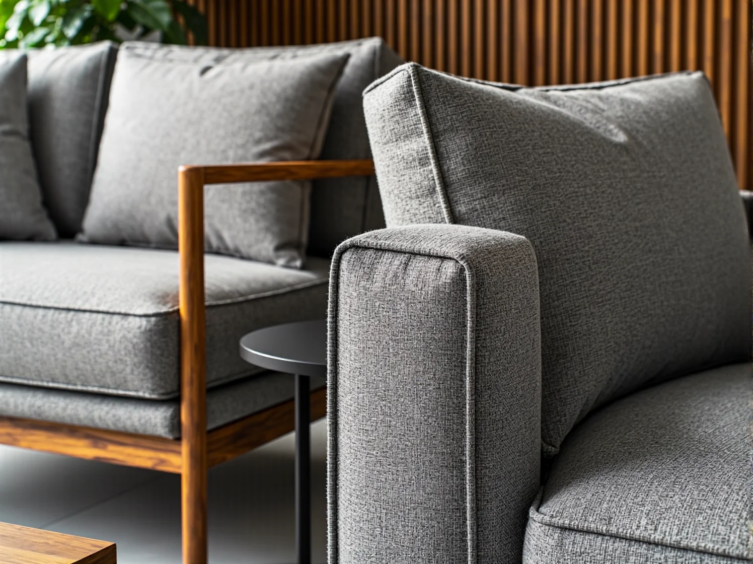 Naturalne oświetlenie zewnętrzne z recyklingu w nowoczesnym ogrodzie eko.