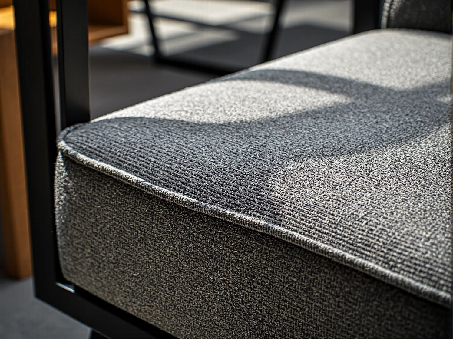 Praktyczne organizery i półki nad biurkiem ułatwiające utrzymanie porządku podczas nauki.