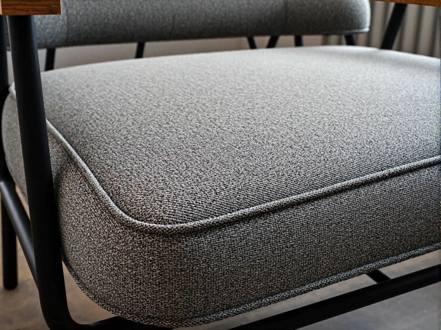 Dobre oświetlenie kącika do nauki dzięki nowoczesnej lampce biurkowej i oknu.