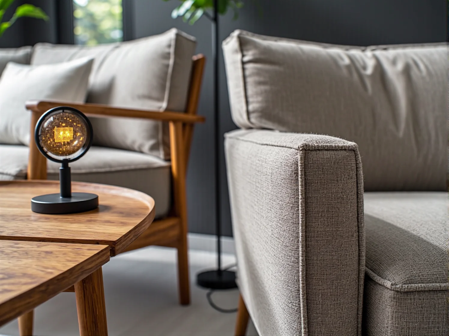 Podświetlenie elewacji domu typu stodoła za pomocą reflektorów kierunkowych. Ciepłe światło na ścianie.