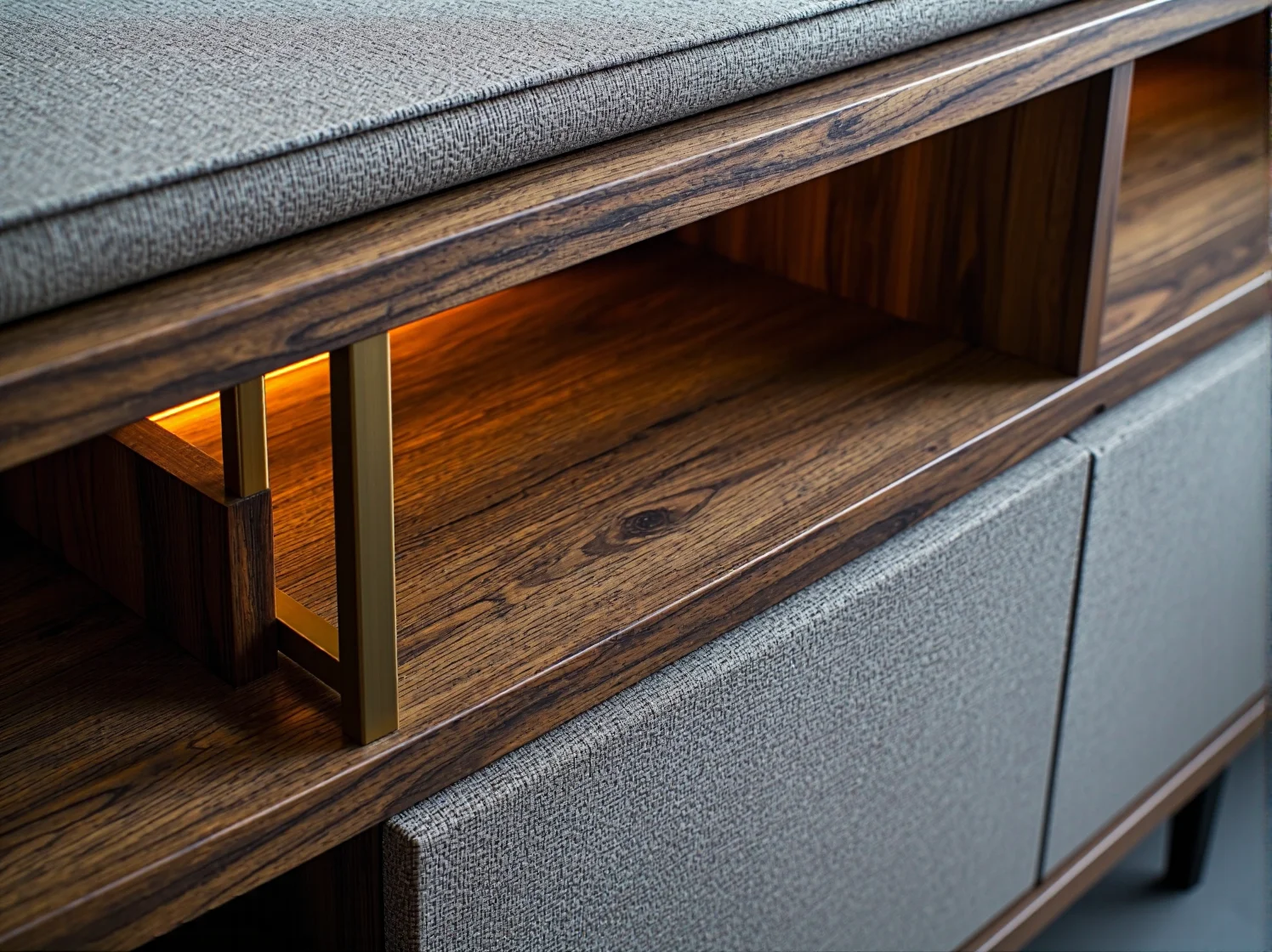 Elegancki regał na książki z elementami szkła dymionego i mosiądzu. Luksusowy design wnętrz.