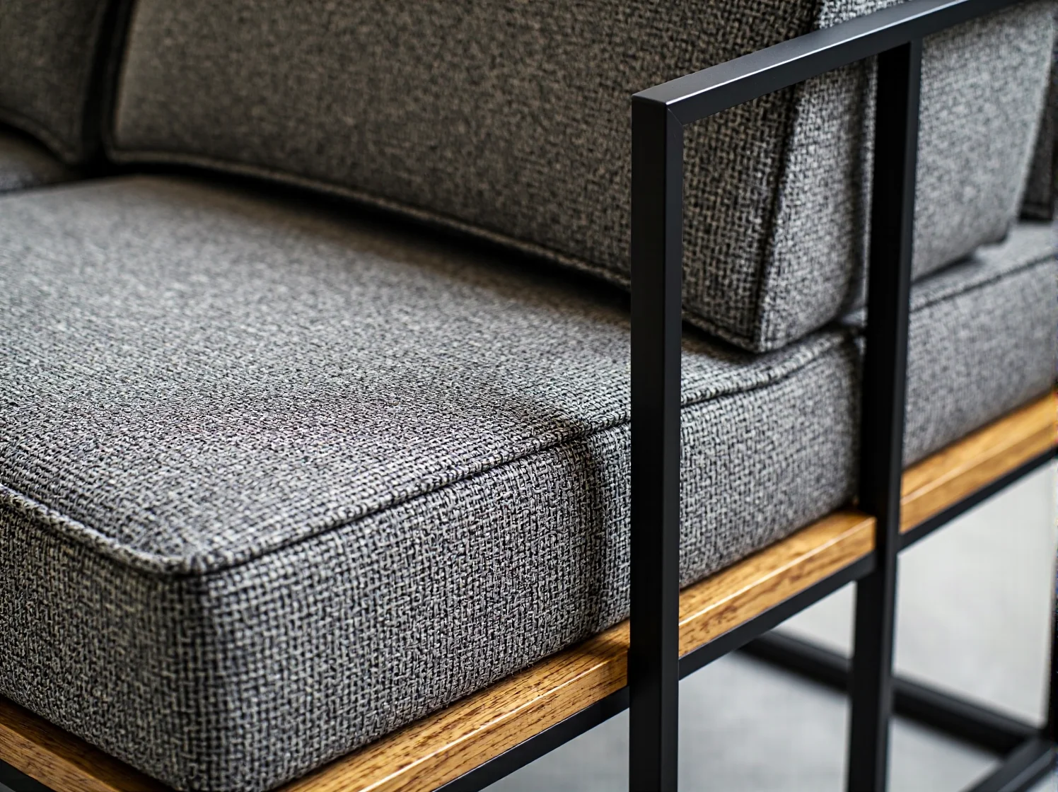 Szeroka komoda w stylu industrialnym pełniąca funkcję szafki pod telewizor.