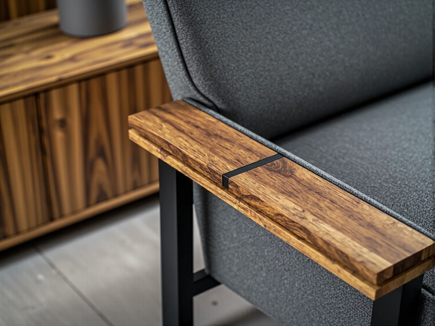 Wąska komoda industrialna idealnie dopasowana do nowoczesnego przedpokoju.