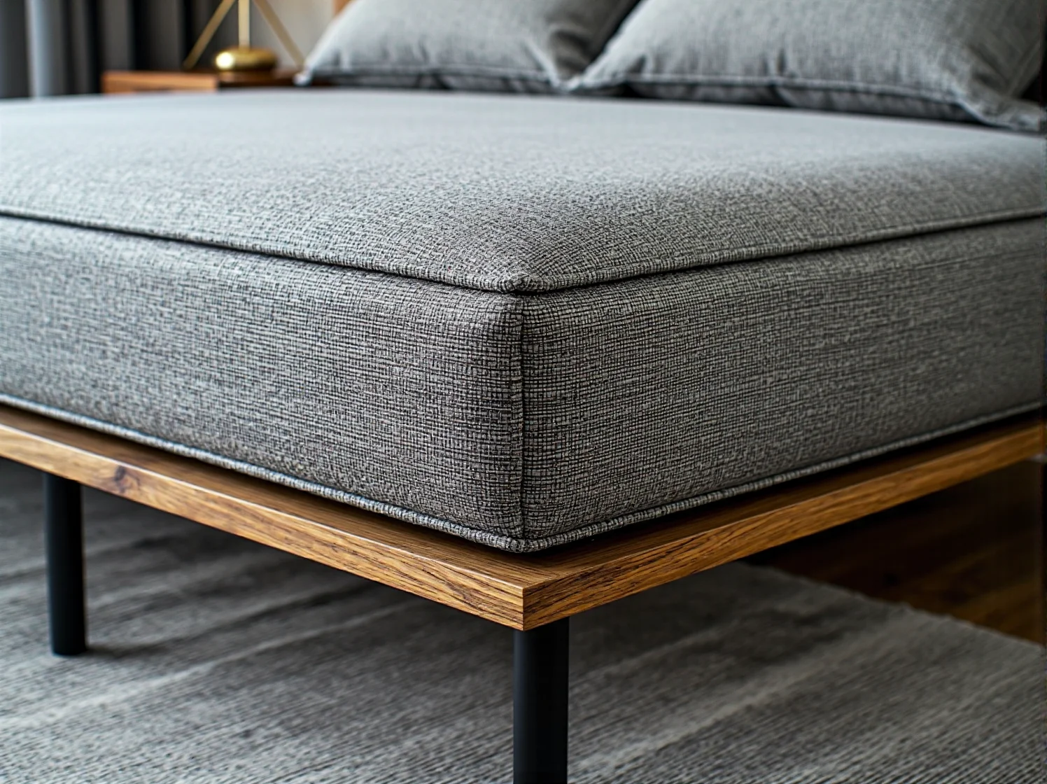 Biała szafka nocna z szufladą w sypialni skandynawskiej