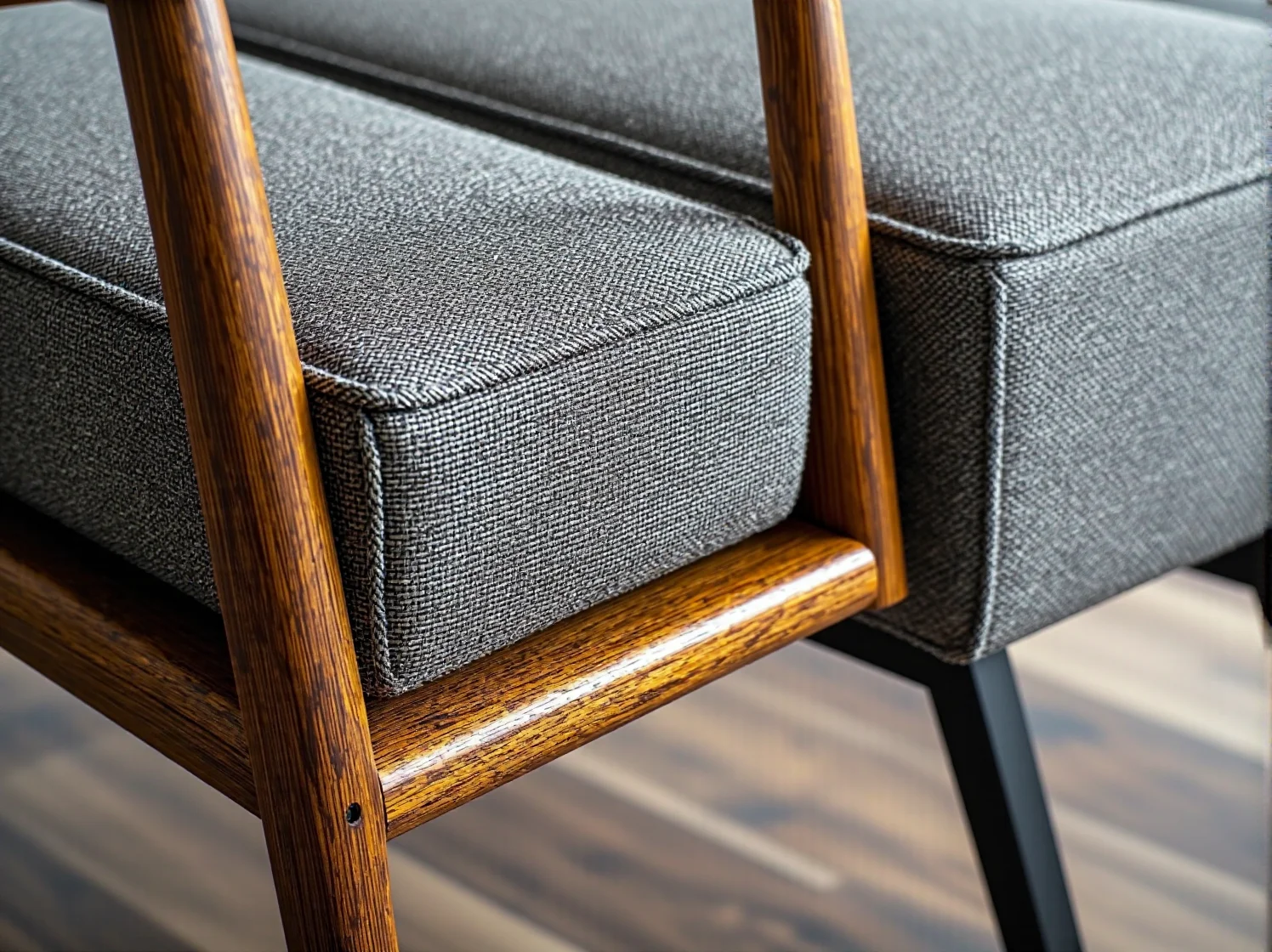 Kobieta czyści plamę na nowoczesnym narożniku z funkcją rozkładania. Sprawdzone sposoby na czystą tapicerkę.