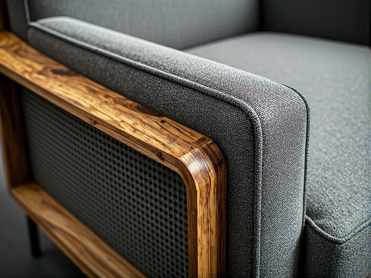 Detal łóżka z litego drewna dębowego z pościelą z naturalnego lnu. Ekologiczna sypialnia.