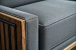 Grafitowa sofa tapicerowana z drewnianym wykończeniem podłokietnika