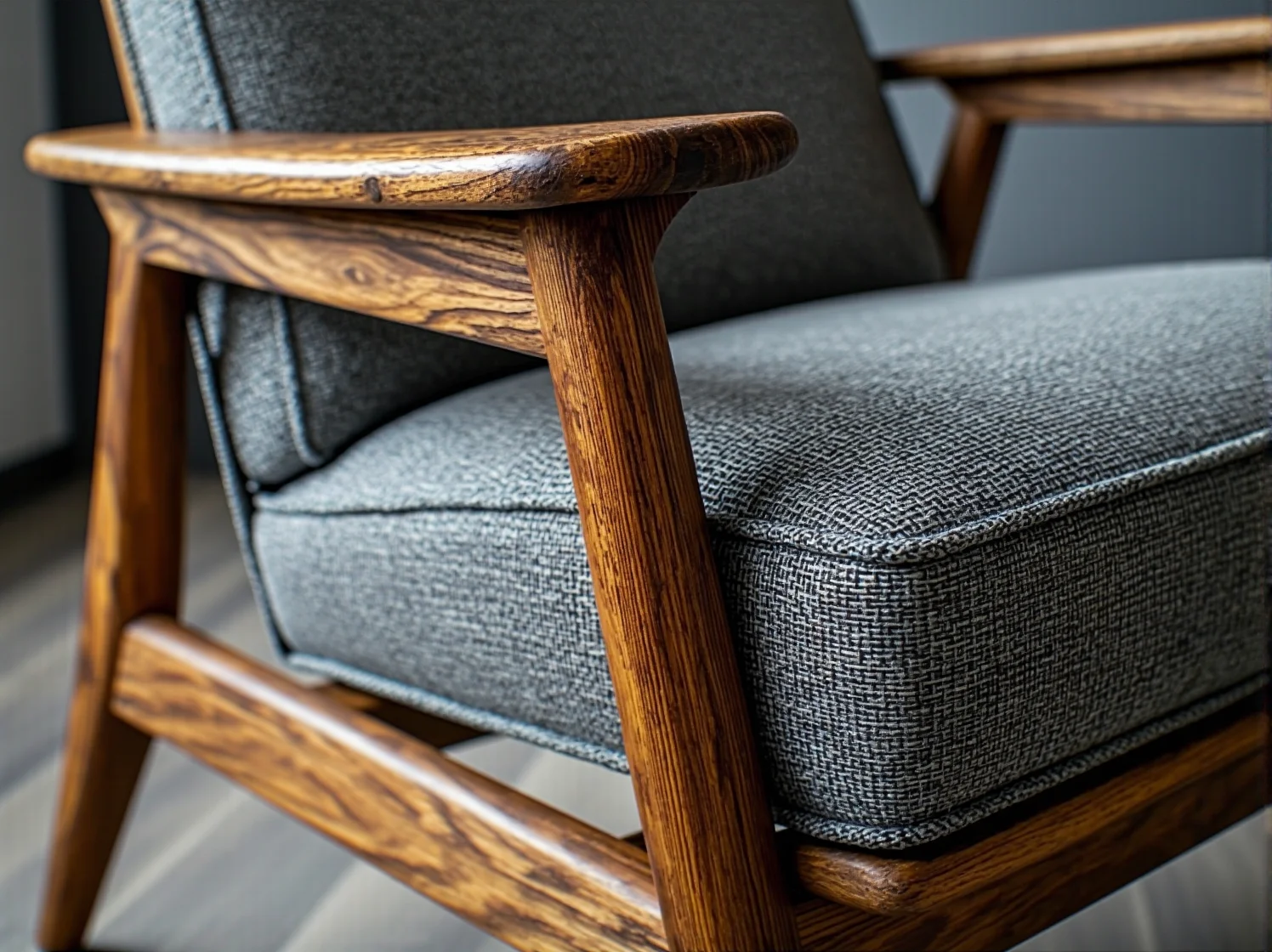 Zbliżenie na fakturę dębowego stołu, popularnego materiału w meblarstwie.