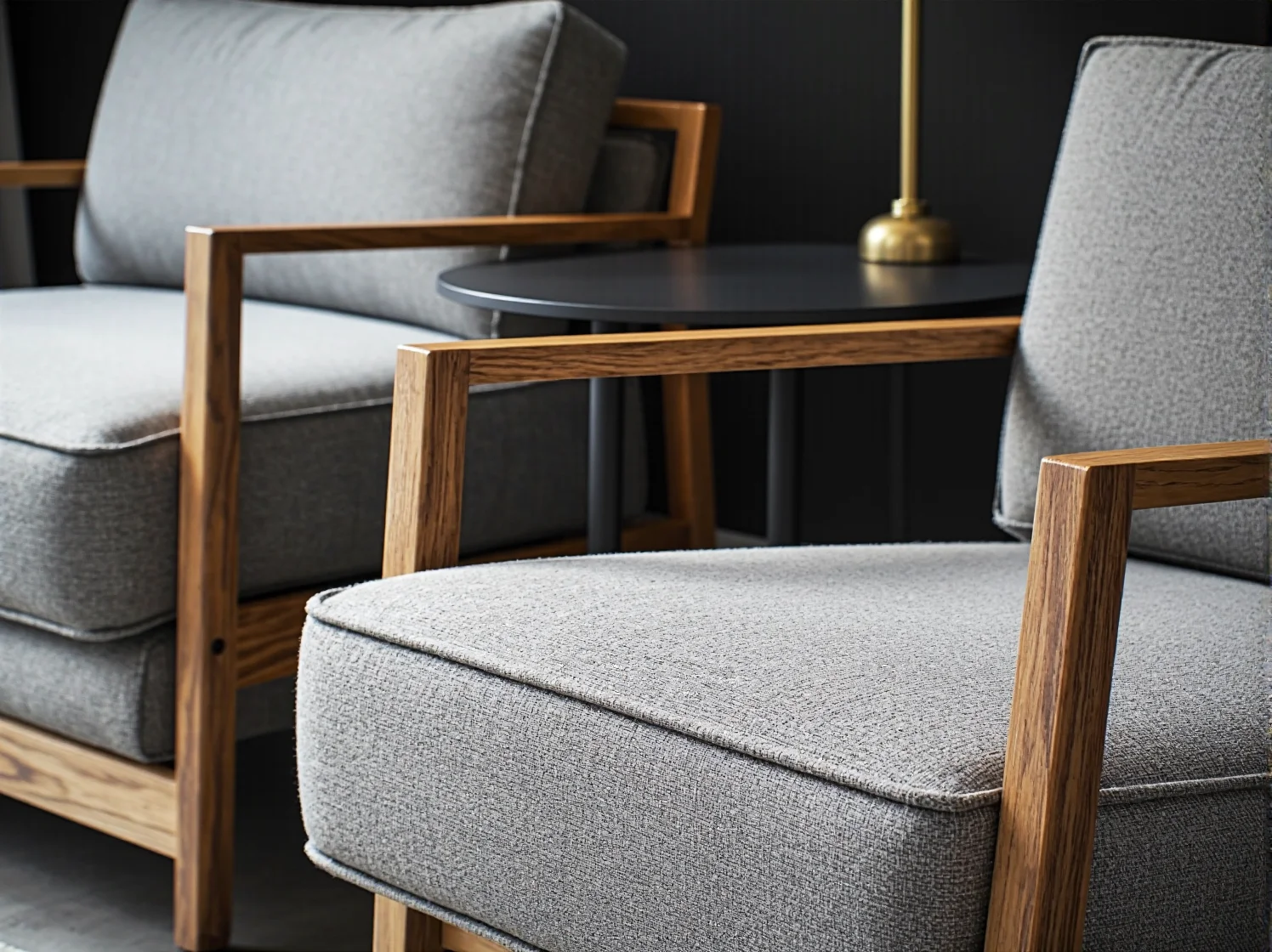 Musztardowy puf ze złotą podstawą w eleganckim pokoju art déco