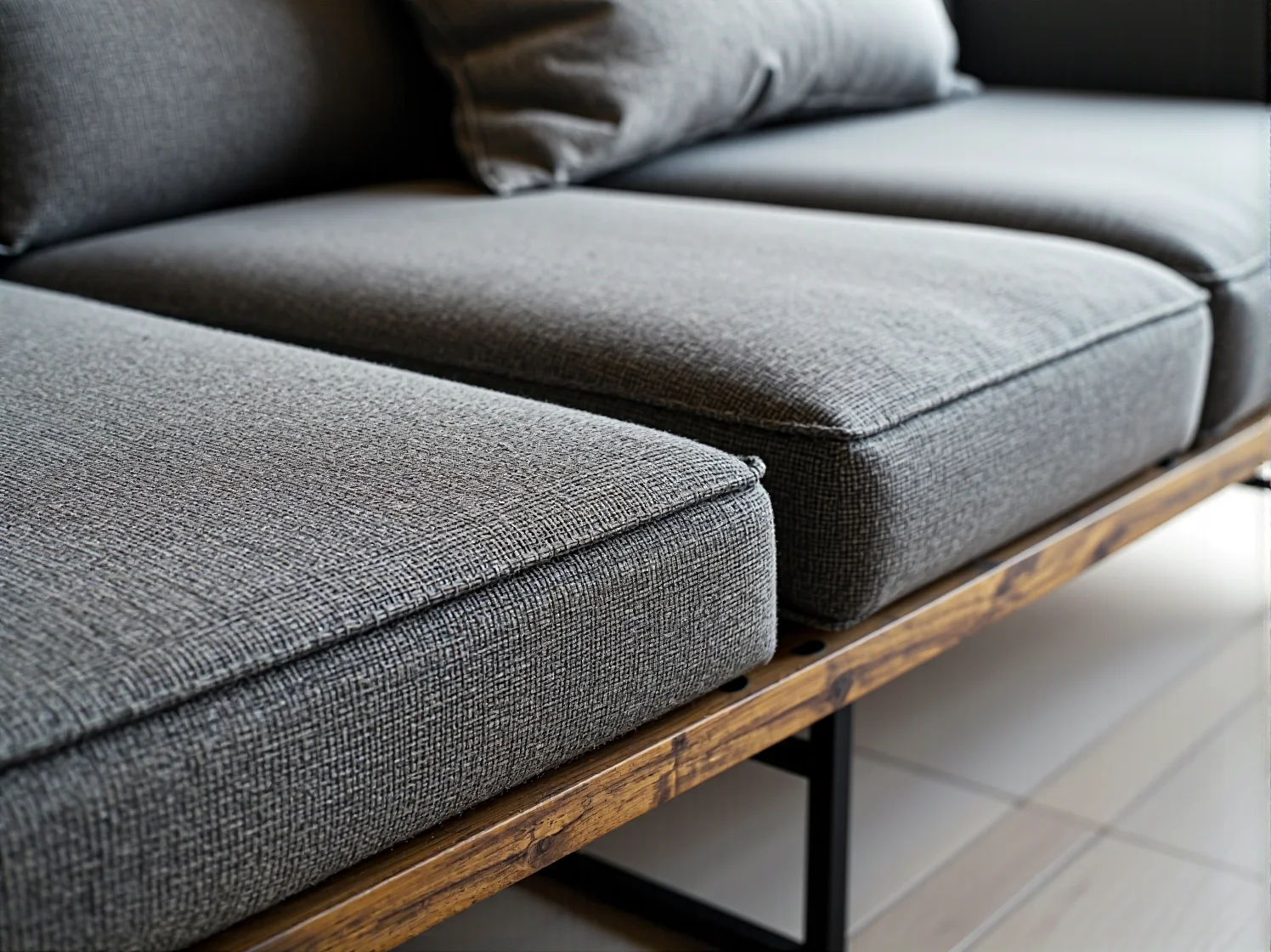 Modułowy regał schodkowy jako sprytne rozwiązanie do małego pokoju