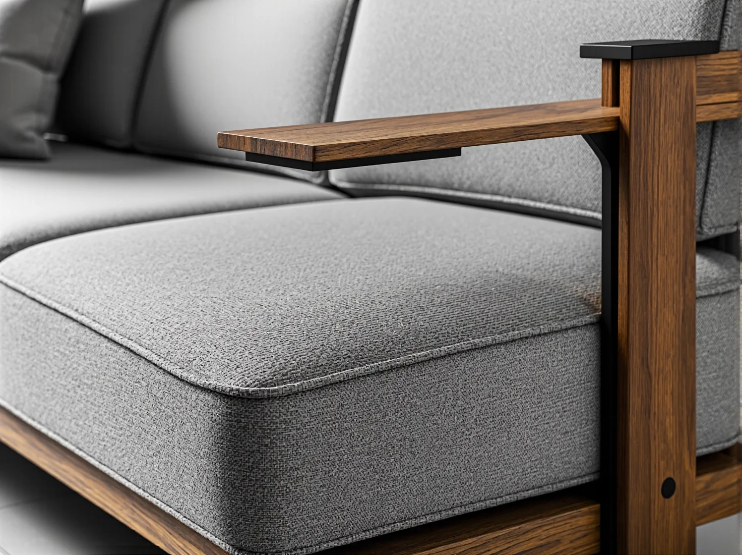 Rozkładany stół jadalniany i krzesła w niewielkiej kuchni połączonej z salonem.