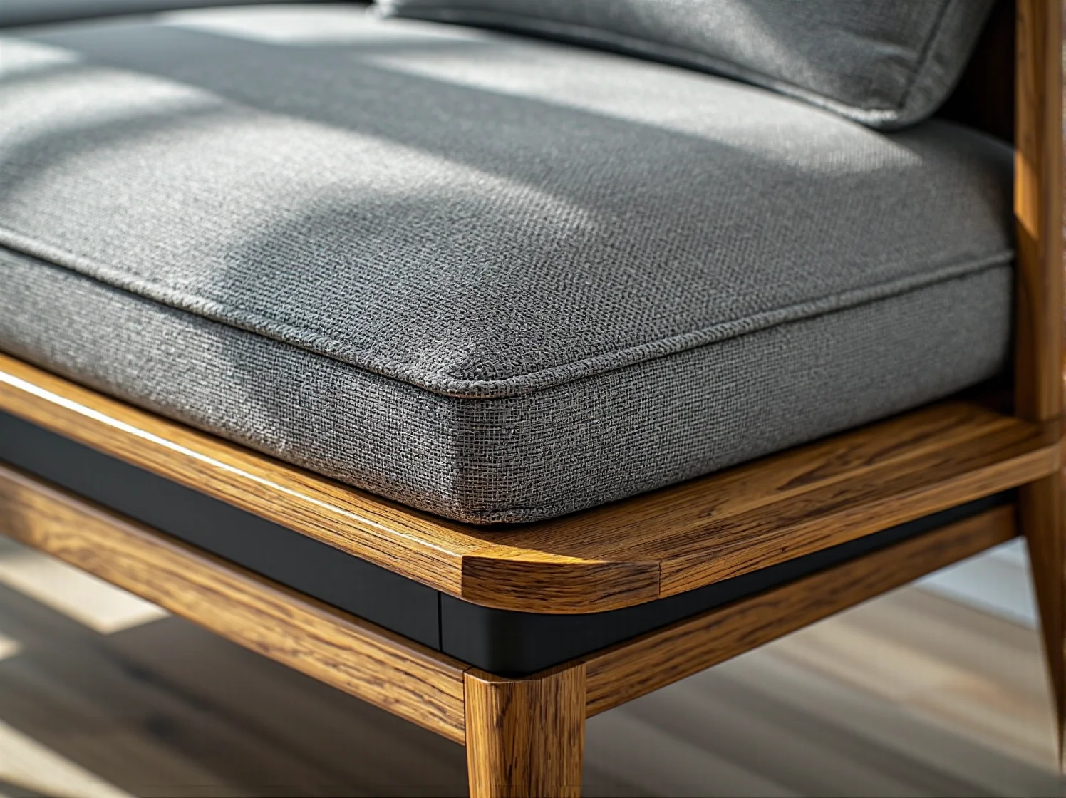 Szafa z lustrami powiększająca mały przedpokój w nowoczesnym mieszkaniu.