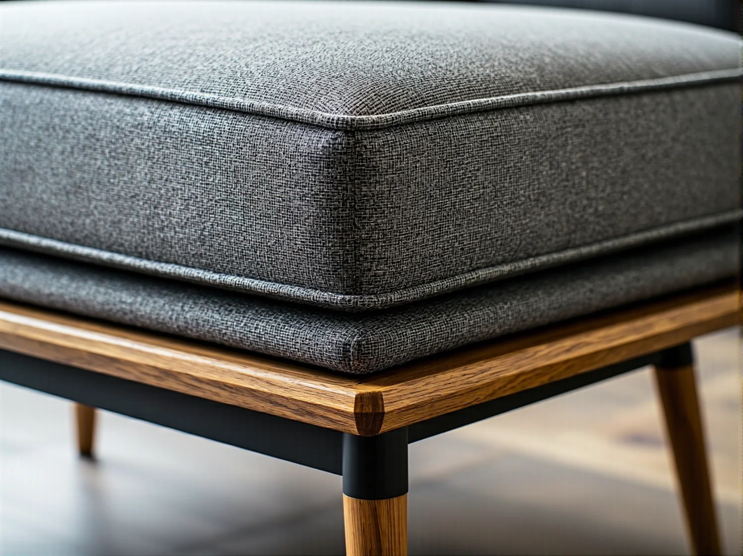 Wydajna szlifierka mimośrodowa w trakcie szlifowania blatu dużego stołu z litego drewna. Szybkie usuwanie starych powłok.