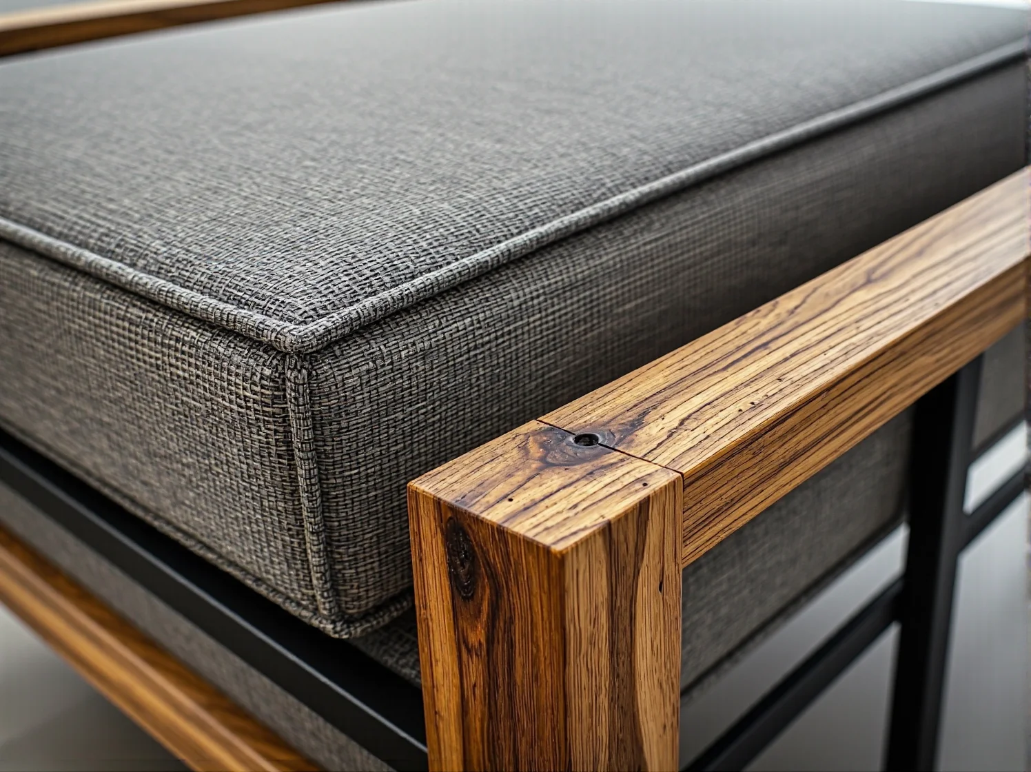 Nakładanie naturalnego wosku ochronnego na drewniany blat, zabezpieczające przed wilgocią i uszkodzeniami.