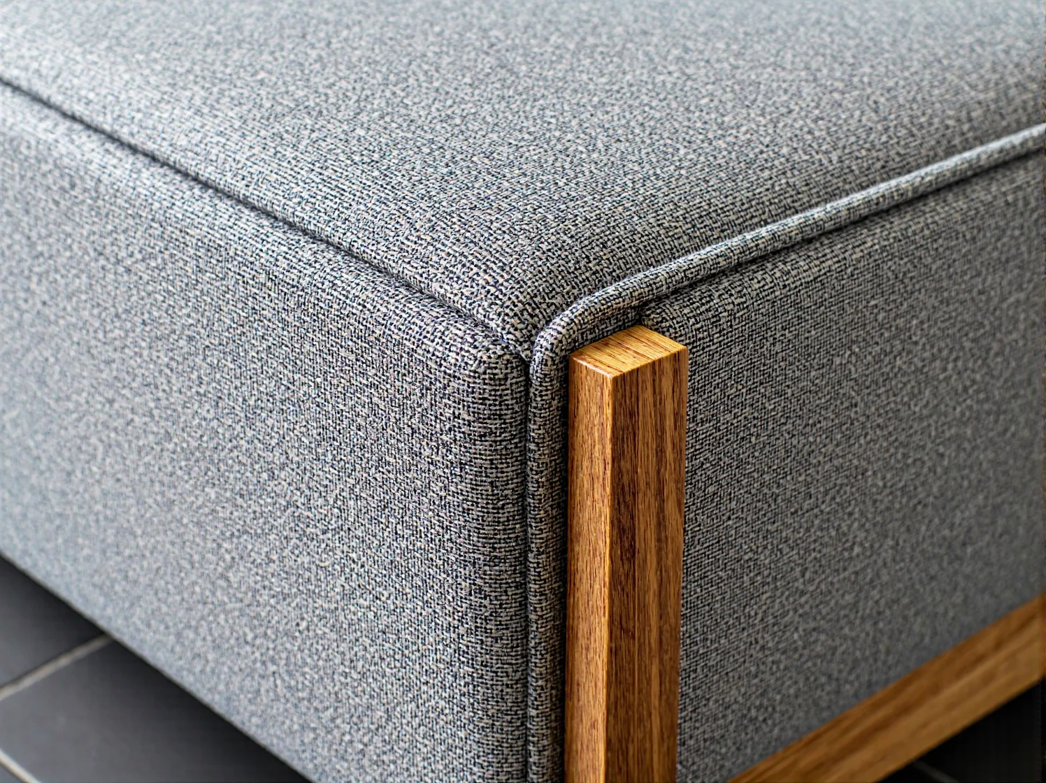 Wysoki regał na wymiar optycznie powiększający przestrzeń w ciasnej sypialni.